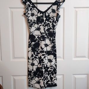 La Belle Vintage Black and White floral dress form fitting dress Size Medium